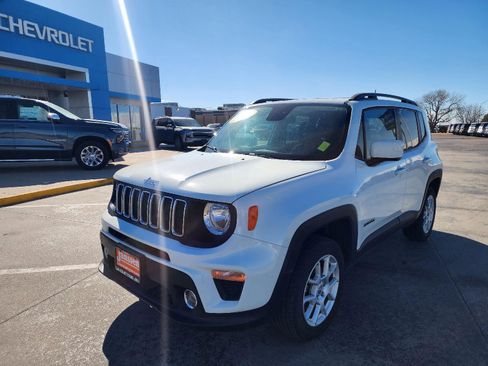 Used 2020 Jeep Renegade Latitude w/ Cold Weather Group image 3