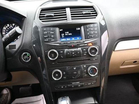 Used 2017 Ford Explorer XLT FWD image 10