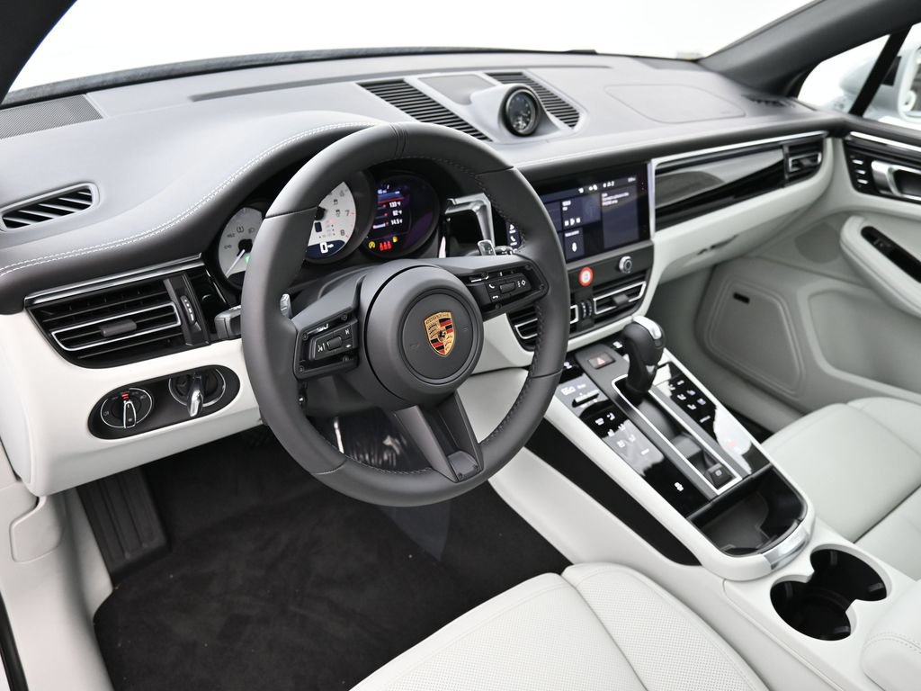 Certified 2026 Porsche Macan AWD/4WD image 4