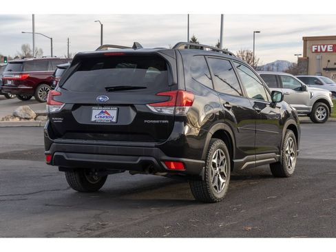 Used 2021 Subaru Forester Premium image 3