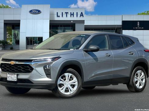 Used 2025 Chevrolet Trax LS w/ Driver Confidence Package FWD image 1
