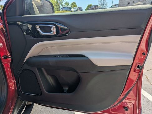 Used 2025 Jeep Compass Limited image 32