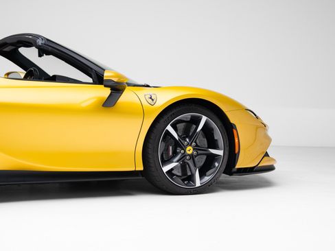 Used 2023 Ferrari SF90 Spider image 40