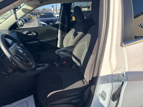 Used 2019 Jeep Cherokee Latitude w/ Popular Appearance Group FWD image 9