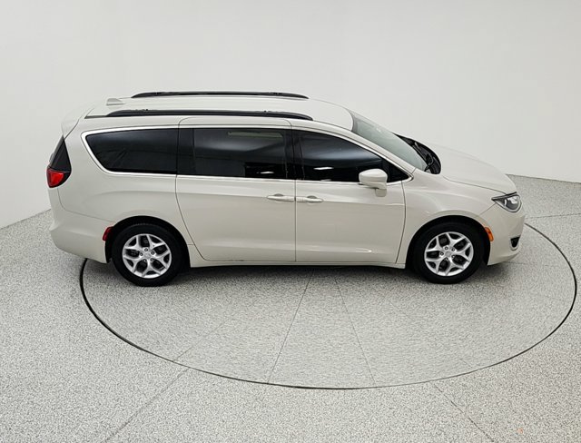 Used 2017 Chrysler Pacifica Touring-L w/ Tire & Wheel Group FWD image 12
