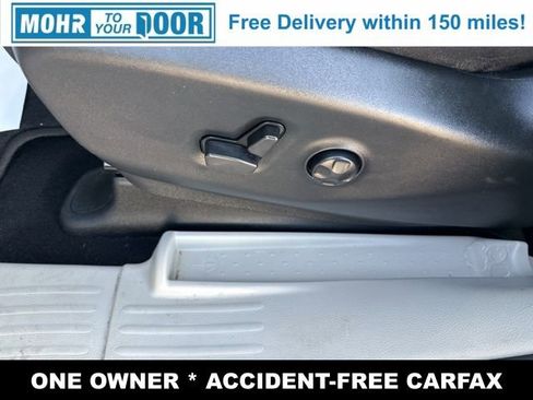 Used 2024 Chrysler Pacifica Touring-L image 11