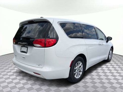 Used 2023 Chrysler Voyager LX FWD image 4
