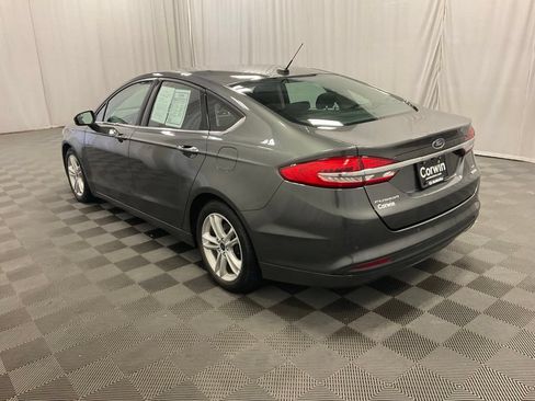 Used 2018 Ford Fusion SE w/ Fusion SE Technology Package FWD image 4