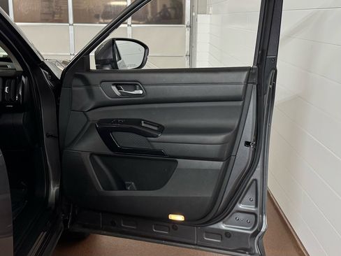 Used 2022 Nissan Pathfinder SV image 41