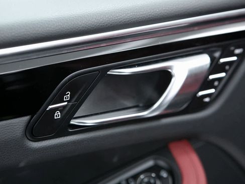 Certified 2025 Porsche Macan image 19