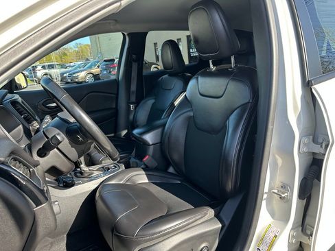 Used 2019 Jeep Cherokee Latitude Plus AWD/4WD image 17