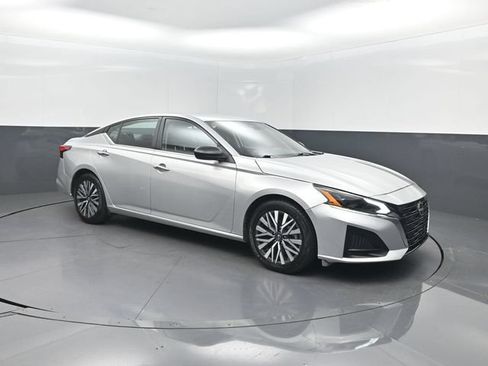 Used 2025 Nissan Altima 2.5 SV FWD image 28