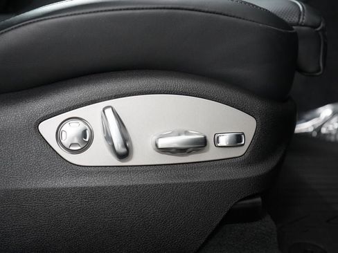 Used 2024 Porsche Macan AWD/4WD image 33
