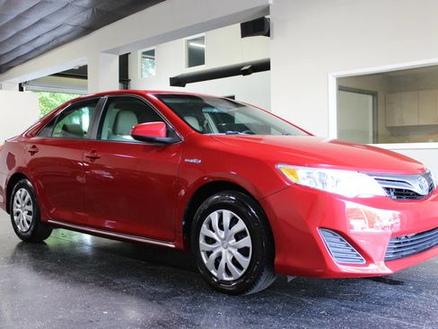 Used 2013 Toyota Camry LE FWD image 1