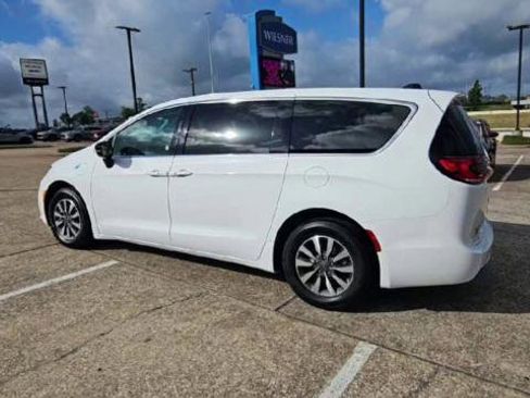 Used 2024 Chrysler Pacifica Limited FWD image 5