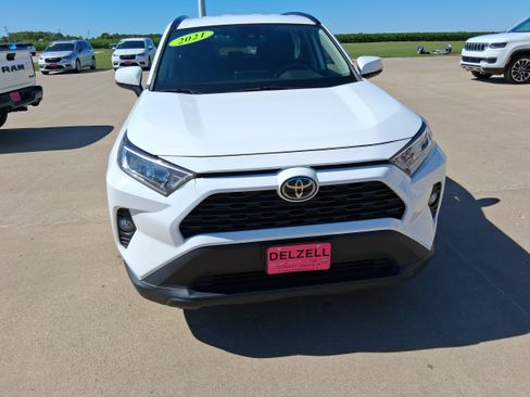 Used 2021 Toyota RAV4 XLE AWD/4WD image 3