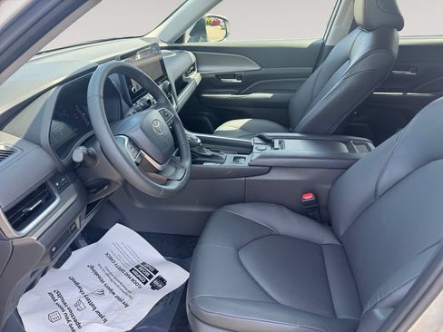 Used 2025 Toyota Grand Highlander FWD image 9