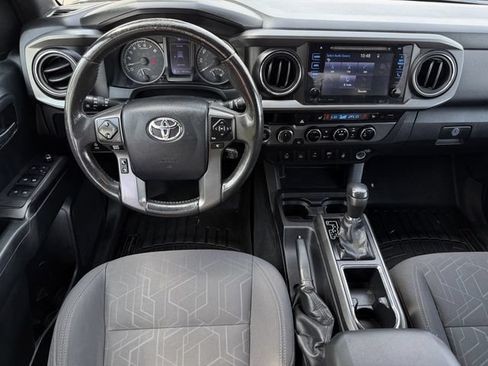 Used 2016 Toyota Tacoma TRD Off-Road w/ Premium & Technology Package AWD/4WD image 11