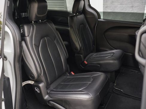 Used 2022 Chrysler Pacifica Touring-L w/ Uconnect Theater Family Group image 27