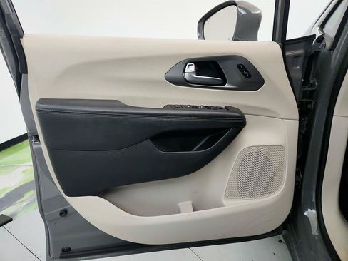 Used 2022 Chrysler Pacifica Touring-L FWD image 22