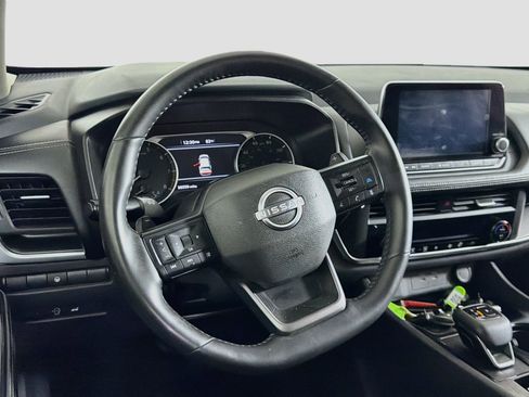 Used 2025 Nissan Rogue SV FWD image 18