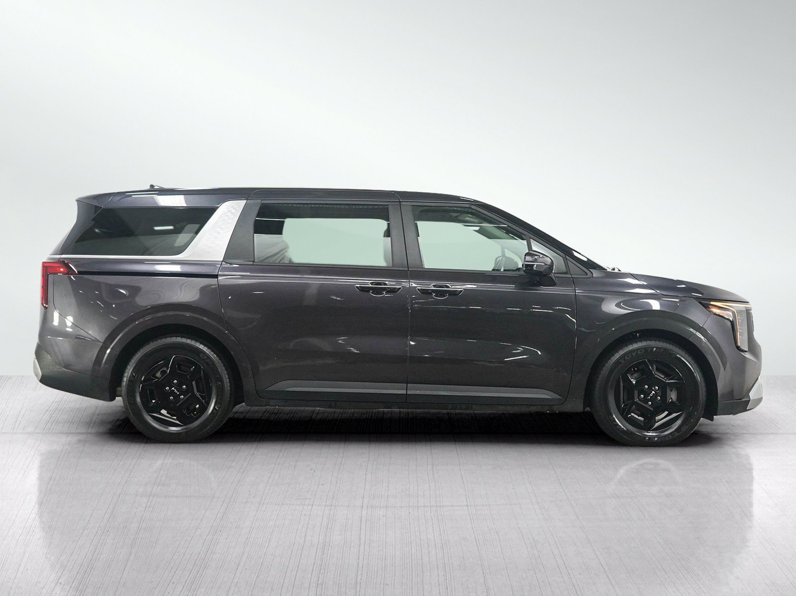 Used 2025 Kia Carnival FWD image 6