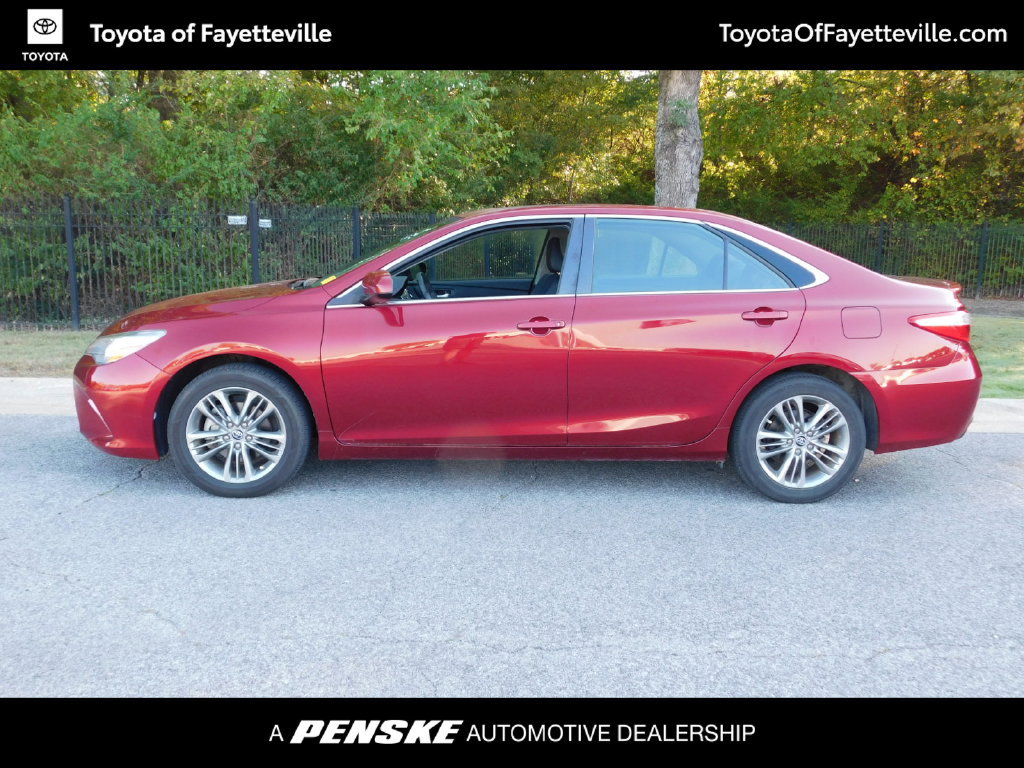 Used 2017 Toyota Camry SE w/ Moonroof Package FWD image 9