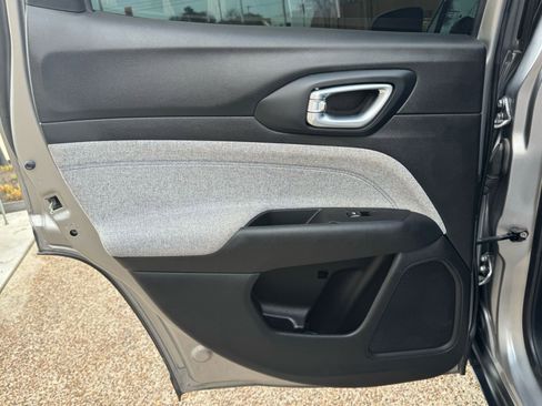 Used 2023 Jeep Compass Latitude image 29