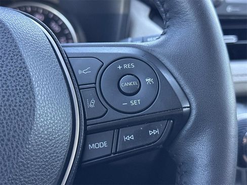 Used 2022 Toyota RAV4 XLE Premium image 18