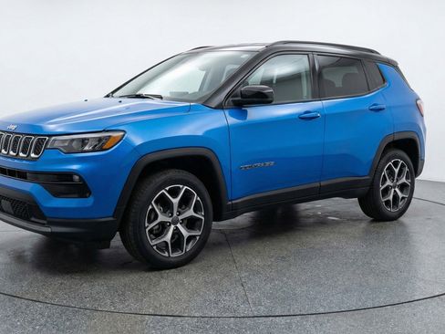 Used 2025 Jeep Compass Limited AWD/4WD image 2