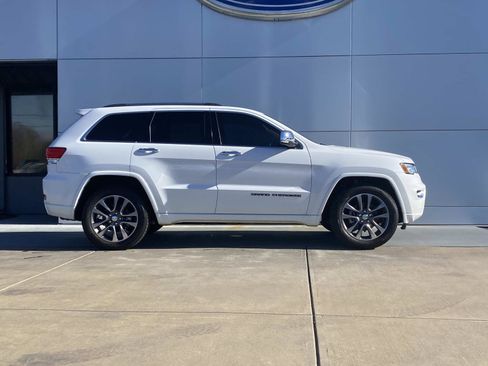 Used 2017 Jeep Grand Cherokee Overland image 3