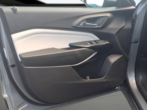 Used 2025 Chevrolet Trax LT FWD image 8
