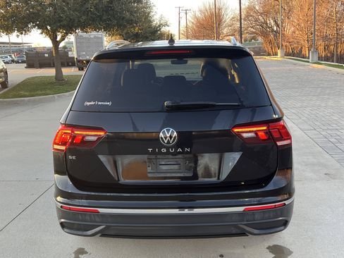 Used 2023 Volkswagen Tiguan SE w/ Panoramic Sunroof Package image 9