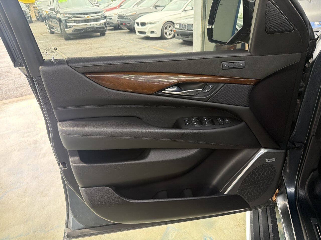Used 2020 Cadillac Escalade ESV Premium Luxury AWD/4WD image 17