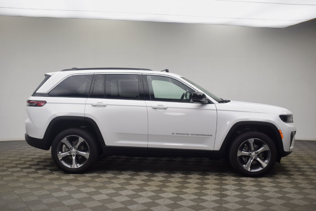 New 2026 Jeep Grand Cherokee Limited AWD/4WD image 3