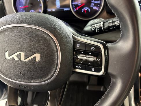Used 2023 Kia Carnival EX FWD image 33