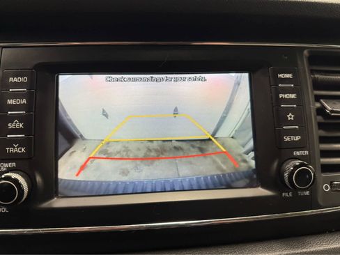 Used 2021 Kia Sedona LX image 31