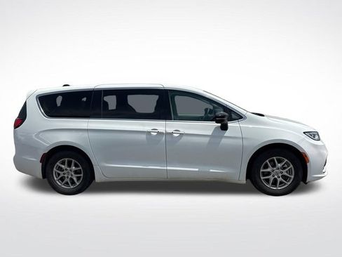 Used 2024 Chrysler Pacifica Touring-L FWD image 6