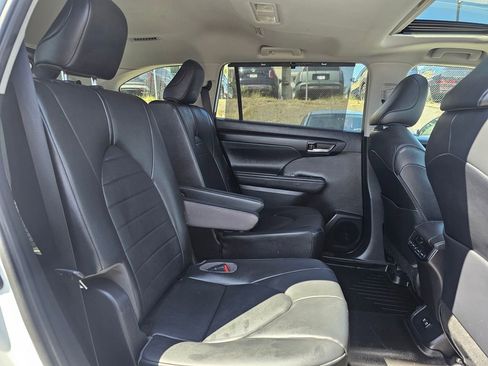 Used 2020 Toyota Highlander XLE AWD/4WD image 12