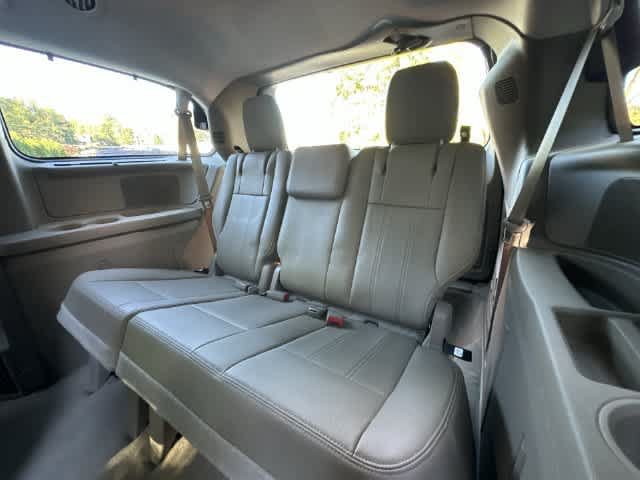 Used 2014 Chrysler Town & Country Touring-L FWD image 30