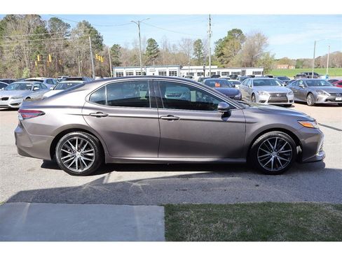 Used 2022 Toyota Camry XLE image 7