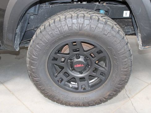 Used 2017 Toyota Tacoma TRD Off-Road w/ Premium & Technology Package AWD/4WD image 54