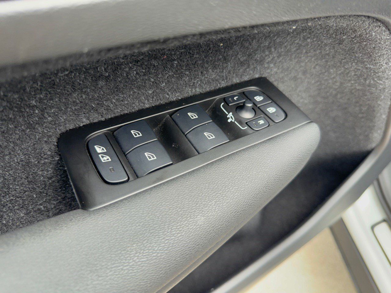 Used 2021 Volvo XC40 P8 Recharge w/ Climate Package AWD/4WD image 15