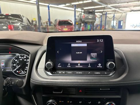 Used 2023 Nissan Rogue S AWD/4WD image 16