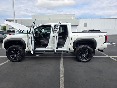 Used 2024 Toyota Tacoma TRD Off-Road w/ TRD Off Road Upgrade Package image 22