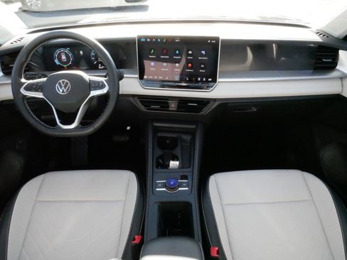 Used 2025 Volkswagen Tiguan SE AWD/4WD image 10