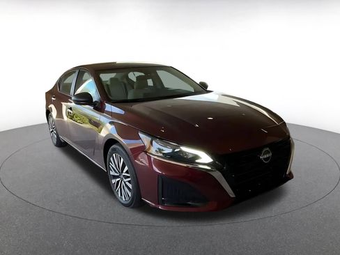Used 2025 Nissan Altima 2.5 SV FWD image 3