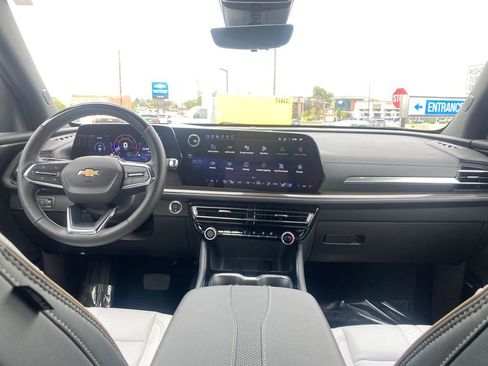 Used 2025 Chevrolet Traverse High Country w/ LPO, Floor Liner Package AWD/4WD image 12