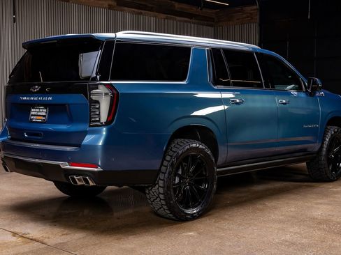 Used 2025 Chevrolet Suburban High Country image 10