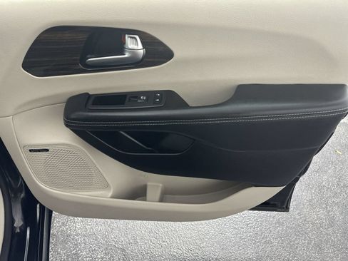 Used 2022 Chrysler Pacifica Limited FWD image 27